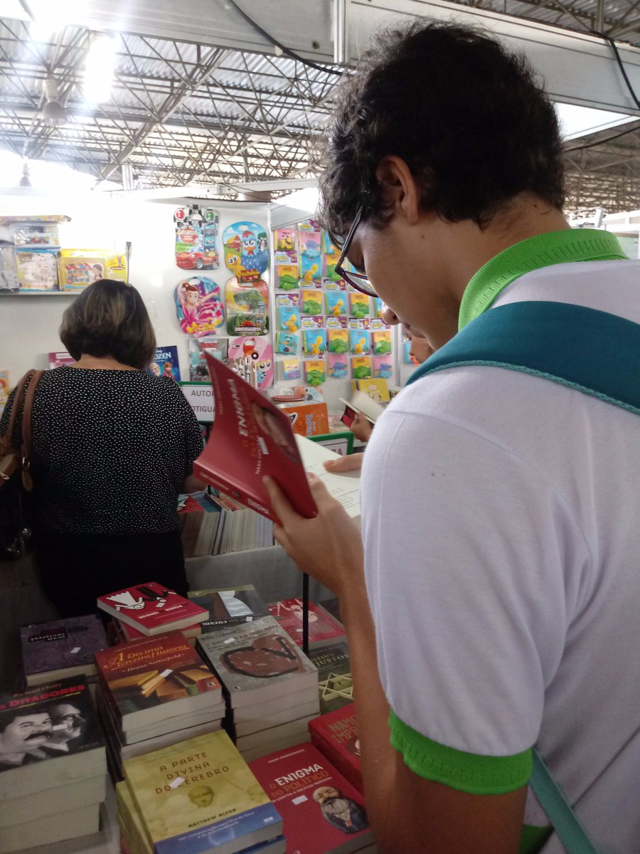 FLiQNatal's tweet photo. Uma feira cheia de novos leitores! https://t.co/Z6KggQ7k3f