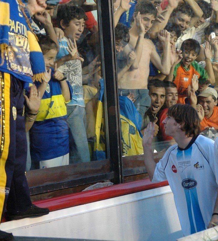 JuezFutbol's tweet photo. La primera vez que Messi jugó en la Bombonera, un partido benéfico en 2005, con 18 años. Hoy se juega la clasificación para el Mundial. ���🇷 https://t.co/f63FRVJWZz