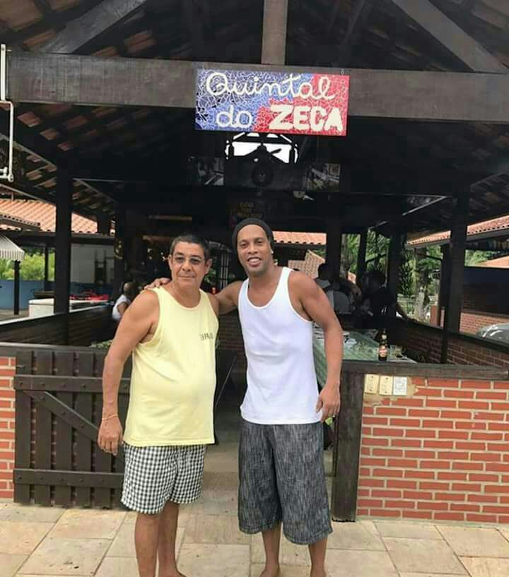 Queria muito jogar igual ao da direita, mas só consigo beber igual ao da esquerda ....

😂😂😂😂😂😂😂😂✌👊👍