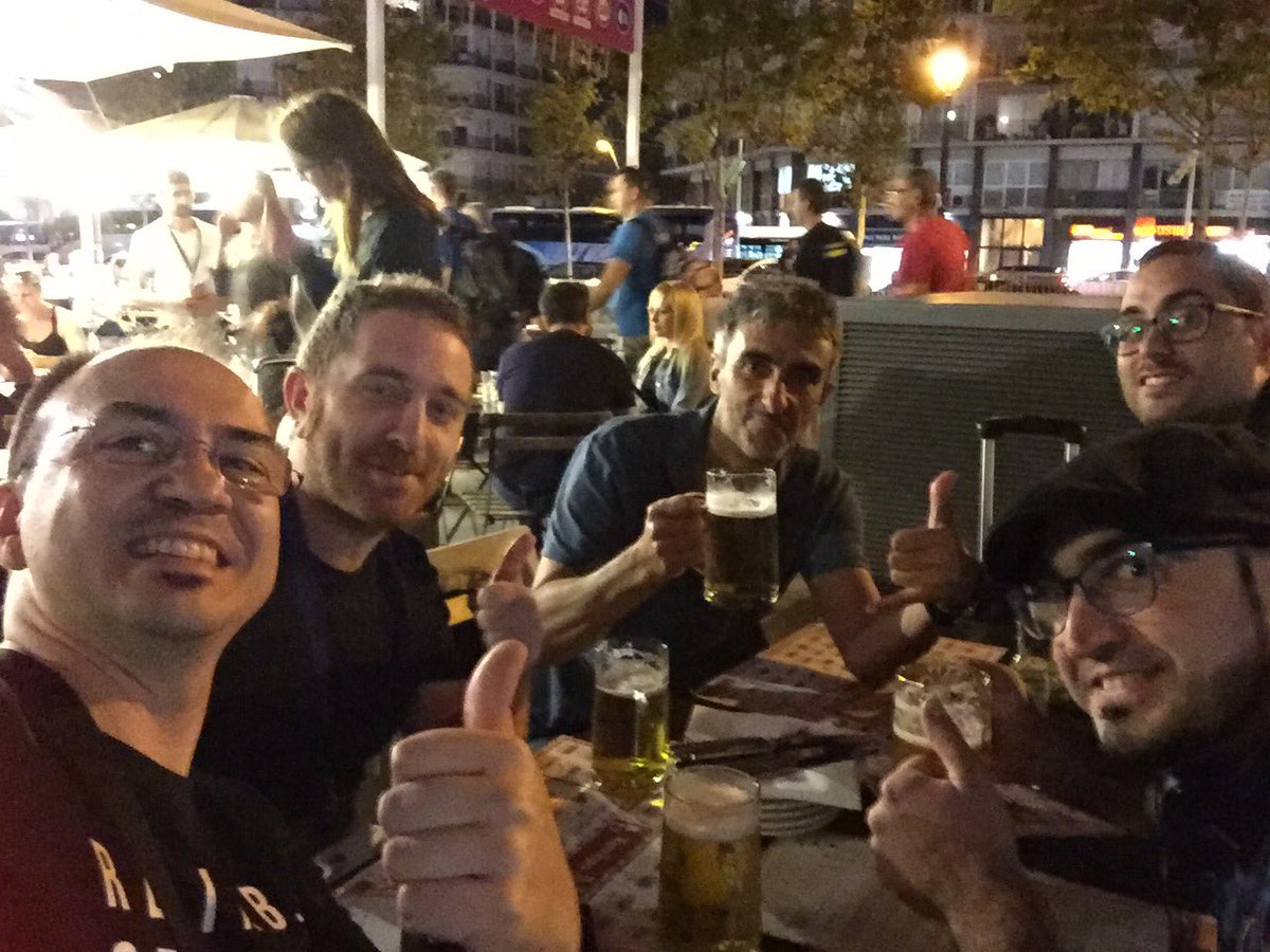 alberto_mcalby's tweet photo. Aquí contando batallitas con los grandísimos @Fer_Rada @Jon_Cortazar @Yurink4 @LuisMorueco #beerdev 🍻 https://t.co/f9kclah59I