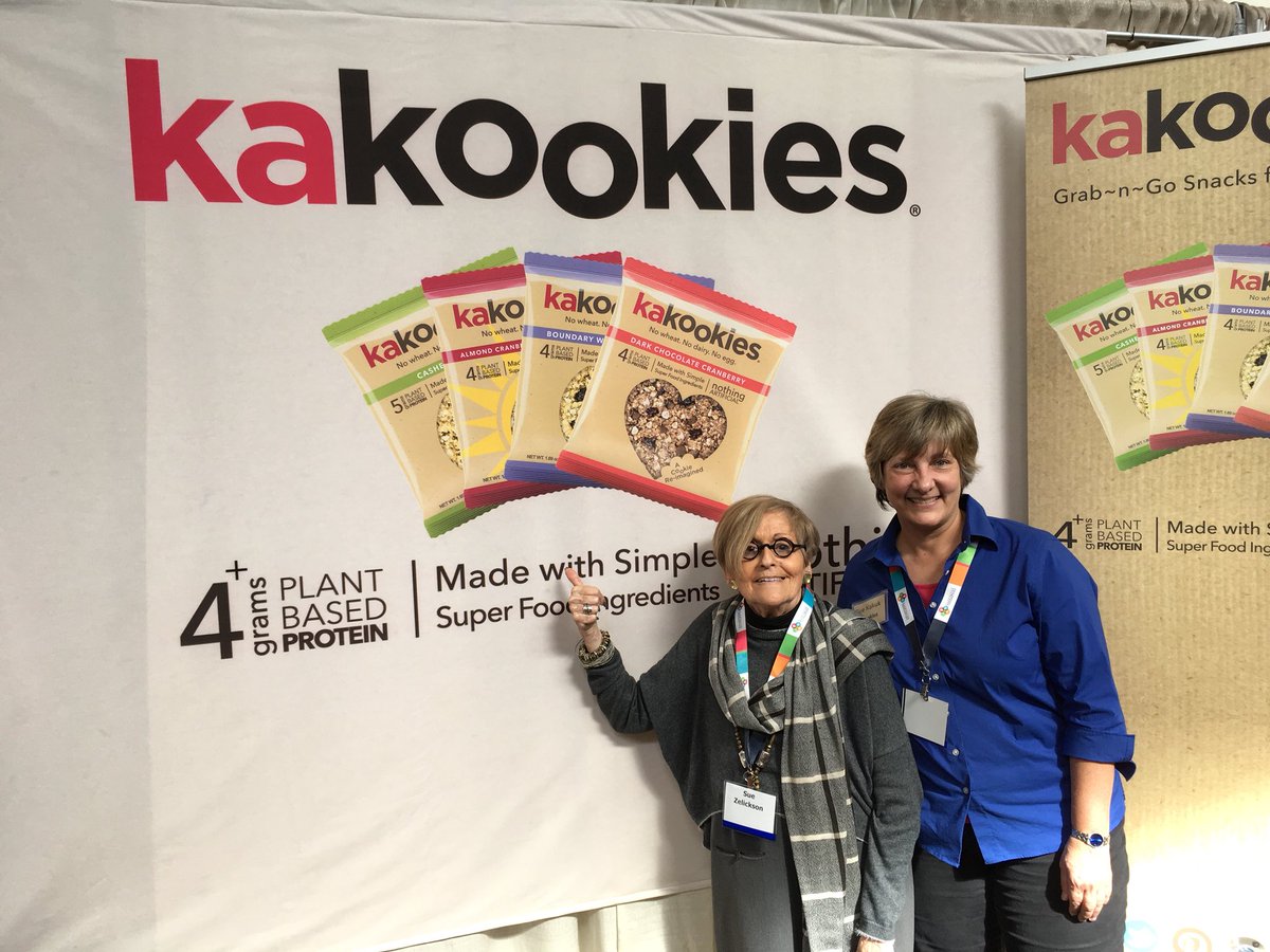 Kakookies's tweet photo. Thank you @SueZelickson for stopping by to say Hi! @MNHospExpo @womenwhocook #MNHospExpo #kakookies #cleaneatsyummytreats https://t.co/Wvi91jCIuK