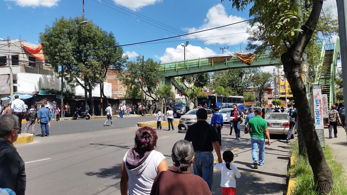 jaimenando's tweet photo. Manifestantes en camino real a tolucaA. OBREGON #escuelasegura. https://t.co/8ArJnKo4QX