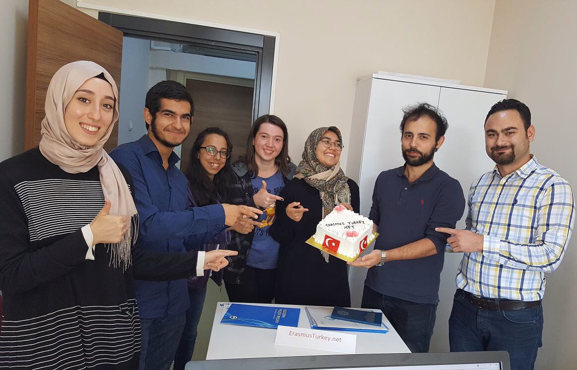 RumeysaKadak's tweet photo. Türkiye'ye gelen Erasmus öğr düşüncelerini tüm 🌎'yla paylaşmak için 1 yıldır gönüllü olarak hazırladığmız https://t.co/1Y2ScZ523i yayında 🎉🎊 https://t.co/EPD83rZhPP