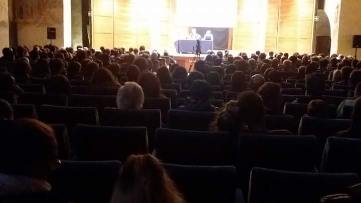 ValCodera's tweet photo. Sala stracolma a #Morbegno per Serge #Latousce  "il #pianeta dei #naufraghi " 
#Valtellina  #invaltellima #Latousce #decrescita https://t.co/kVD6XfOQao