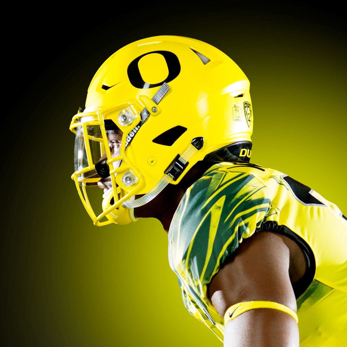 GoDucks's tweet photo. Electric lightning. @OregonFootball Week 6 uniform combination. #GoDucks https://t.co/CQNtX0c9gn