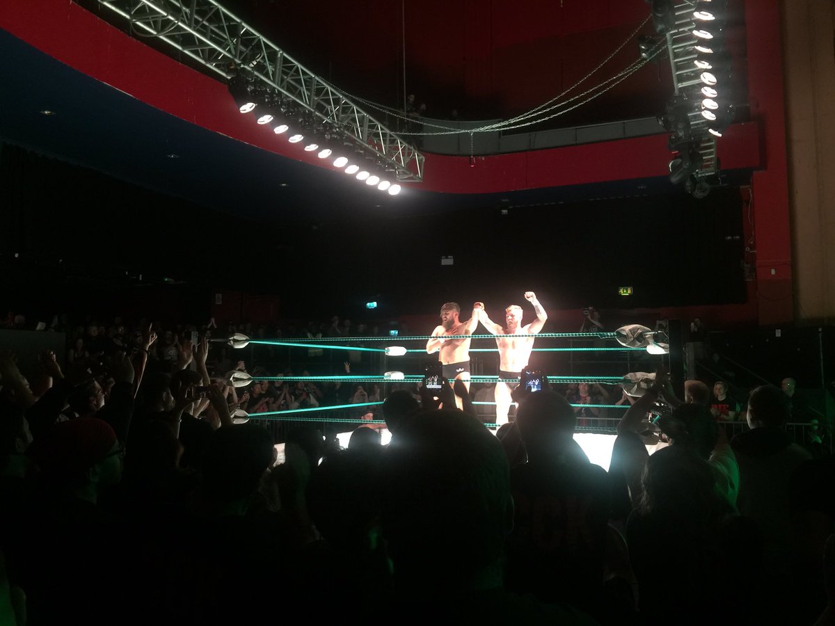 luketrayhorn's tweet photo. A well deserved standing ovation, what a match between Aussie Open and Moustache Mountain! #UltimoBattle2017 https://t.co/h7m8IY84CB