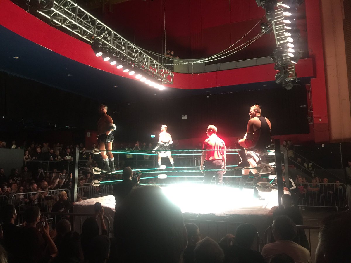 luketrayhorn's tweet photo. A well deserved standing ovation, what a match between Aussie Open and Moustache Mountain! #UltimoBattle2017 https://t.co/h7m8IY84CB