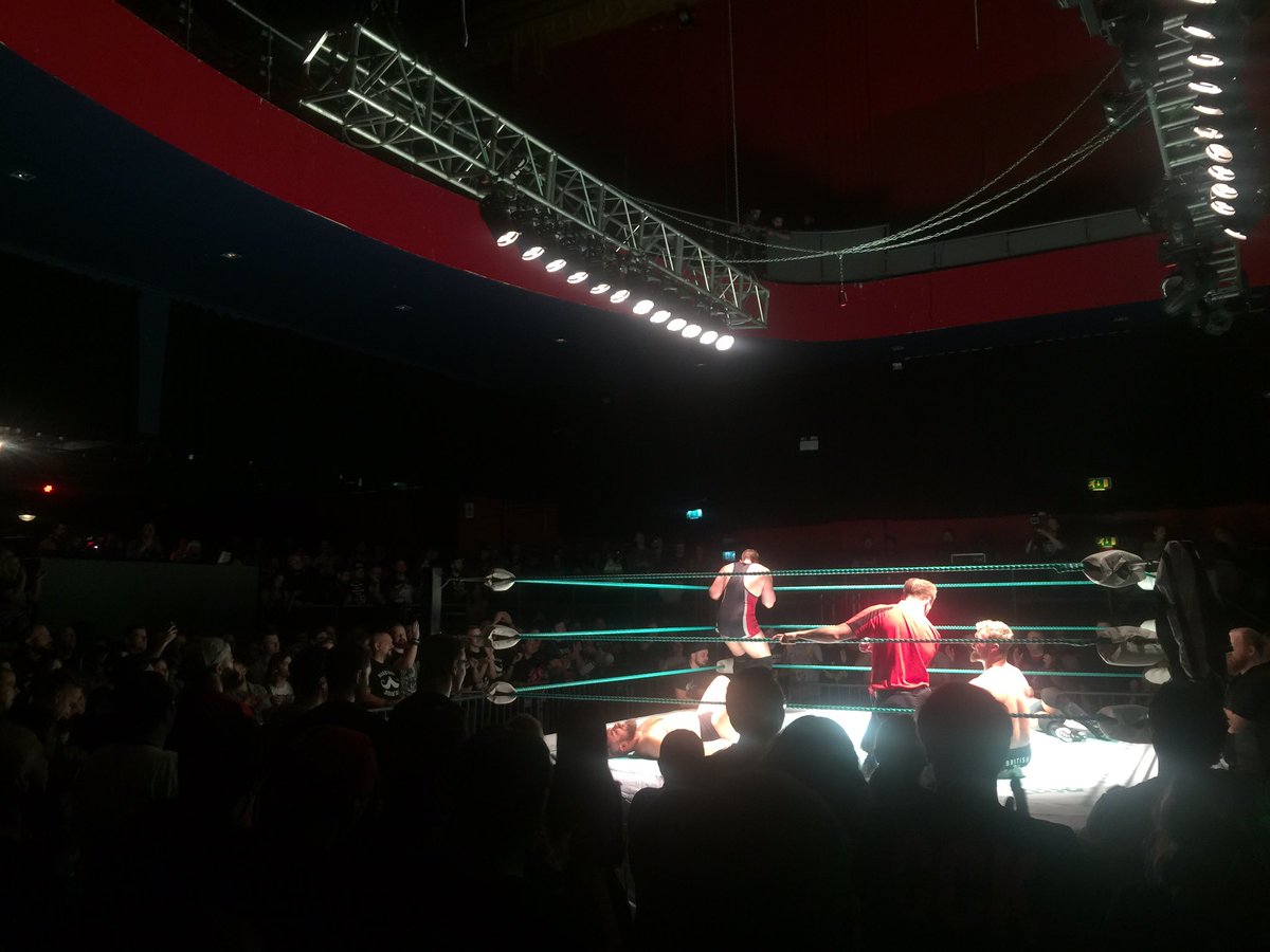 luketrayhorn's tweet photo. A well deserved standing ovation, what a match between Aussie Open and Moustache Mountain! #UltimoBattle2017 https://t.co/h7m8IY84CB