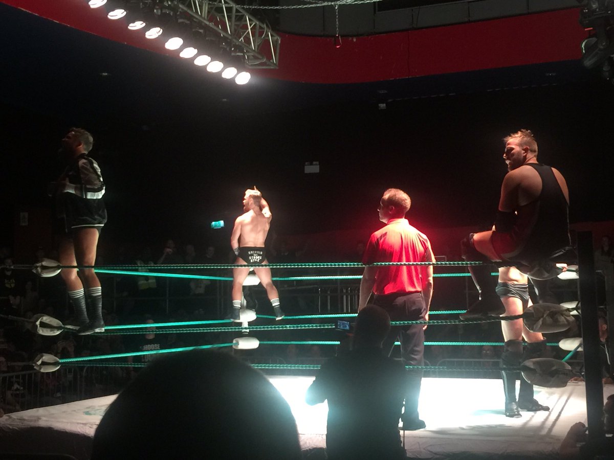 luketrayhorn's tweet photo. A well deserved standing ovation, what a match between Aussie Open and Moustache Mountain! #UltimoBattle2017 https://t.co/h7m8IY84CB