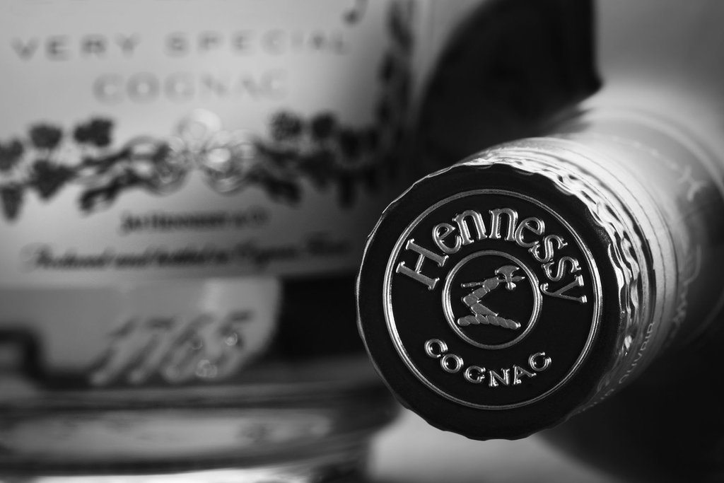 BuffaloBillsSA's tweet photo. Want a bottle of Hennesey? Join us tonight and you could be the customer to get a bottle on us! #bbfox #Hennesey https://t.co/iMPWWp95OA