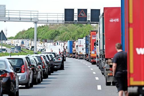 #Polizei: Autofahrer fährt in Rettungsgasse Mann an ebx.sh/2fTVYvk https://t.co/xews6vsDYu