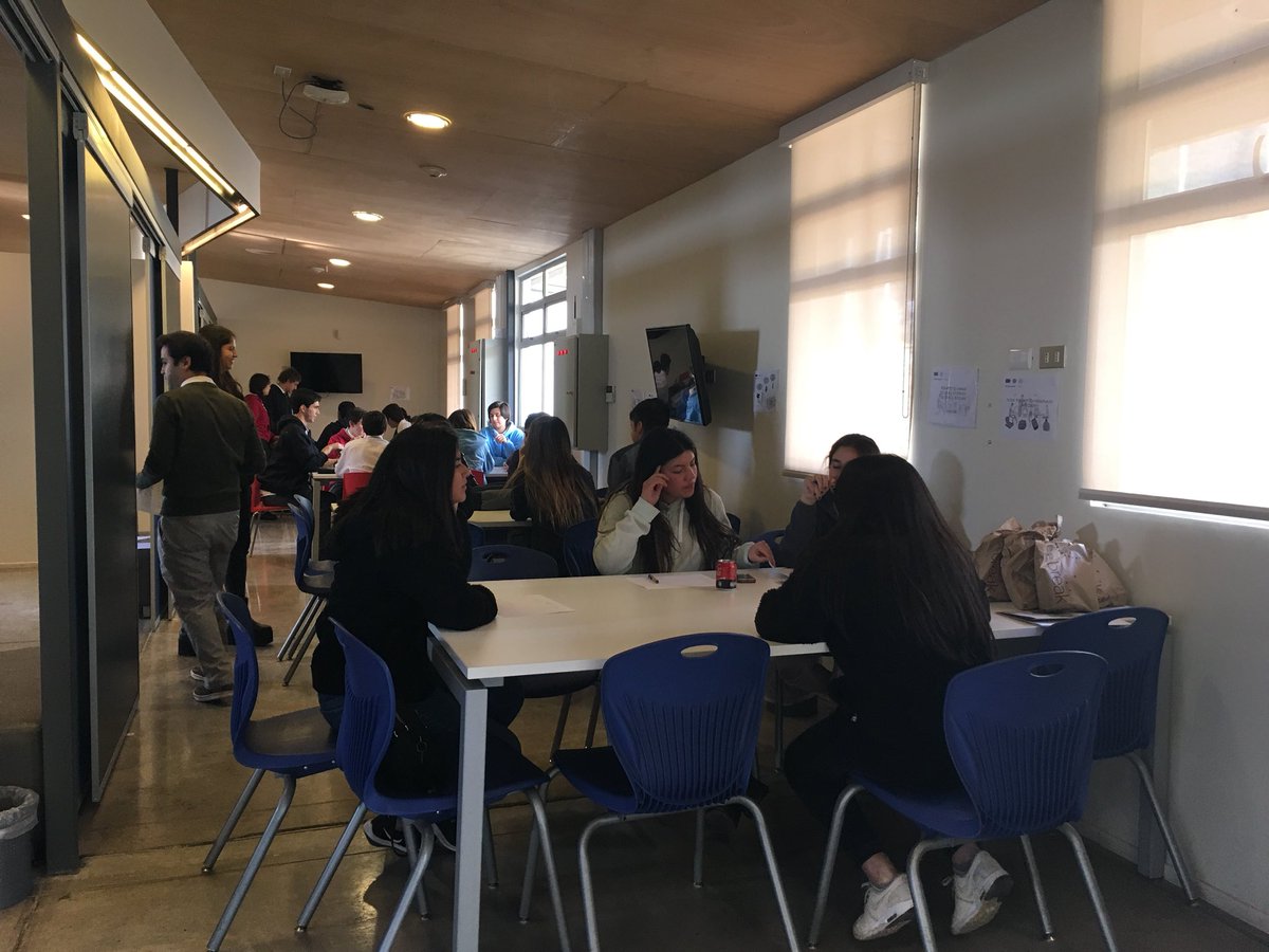 GarageUAI's tweet photo. ¡Con todo! “Emprendedor por un día” en #GarageUAI. Excelente jornada de trabajo con alumnos de IV Medio 👍🏻 @UAI_Admision https://t.co/2cuXtv0syv