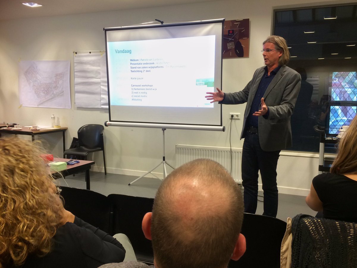 erwin_hoek's tweet photo. Bijeenkomst in @OCdeVlieren #wijkplatforms #wijkimpuls @eenheldmetgeld #heuvel en een trotse wethouder @PvLunteren #bredadoet #samendoen https://t.co/IS96t2cpsv