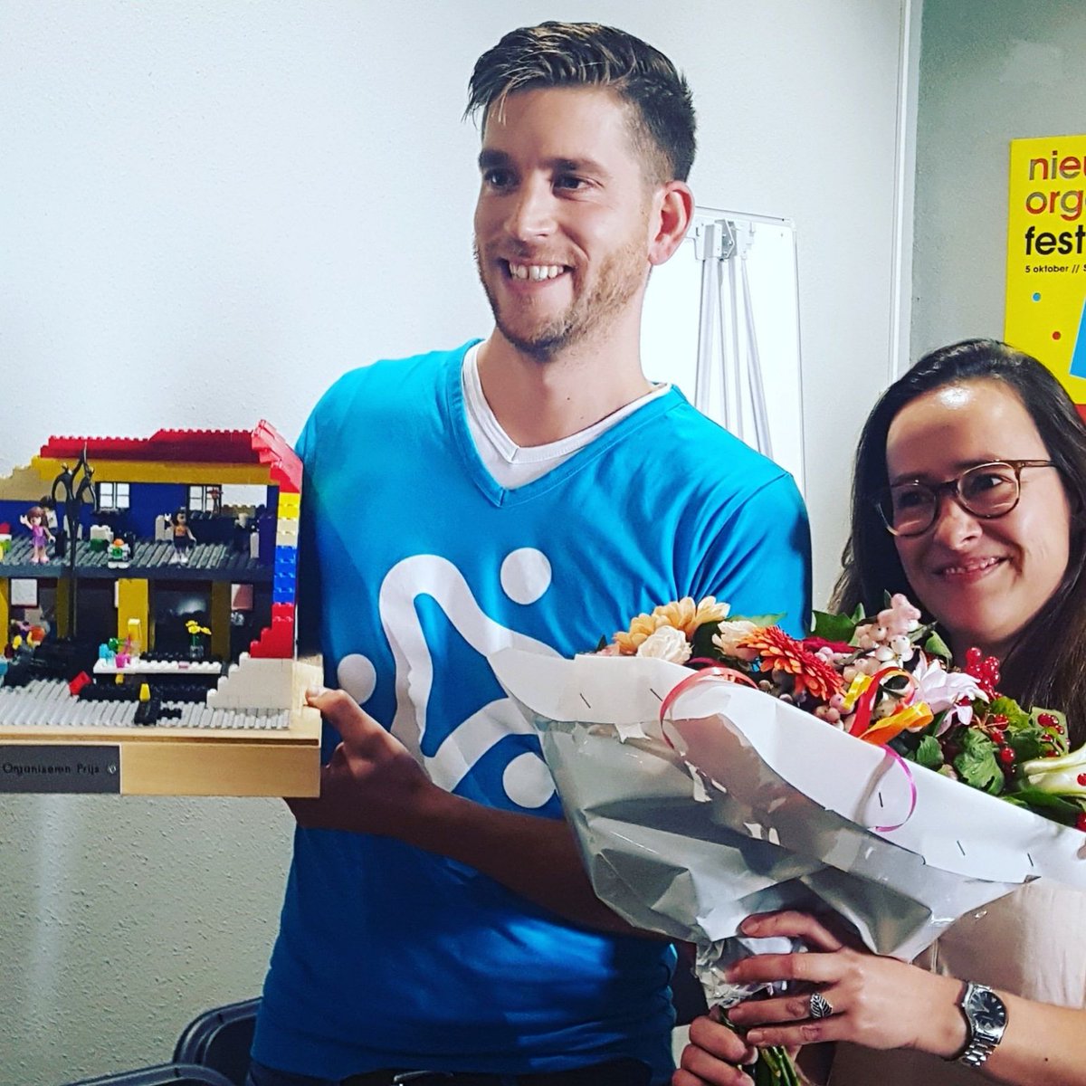 Eriksoonieus's tweet photo. Vandaag met @PartupNL mooi even de @Finext #nieuworganiseren prijs gewonnen! Kids zijn er ook blij mee!;) #nof2017 #winner #partup #LEGO https://t.co/bJTnmhwemp