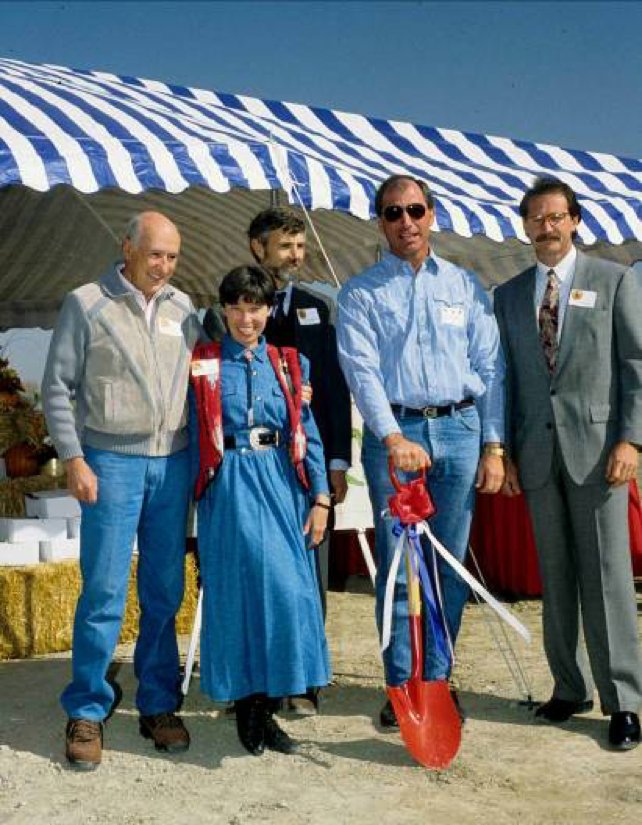 McStainNeighbor's tweet image. #IndianPeaks groundbreaking. Tom and Caroline Hoyt. Bill Suitts-lender. Bob Beauprez-land owner. Larry Gupton-Lafayette mayor #Fall1992 #tbt
