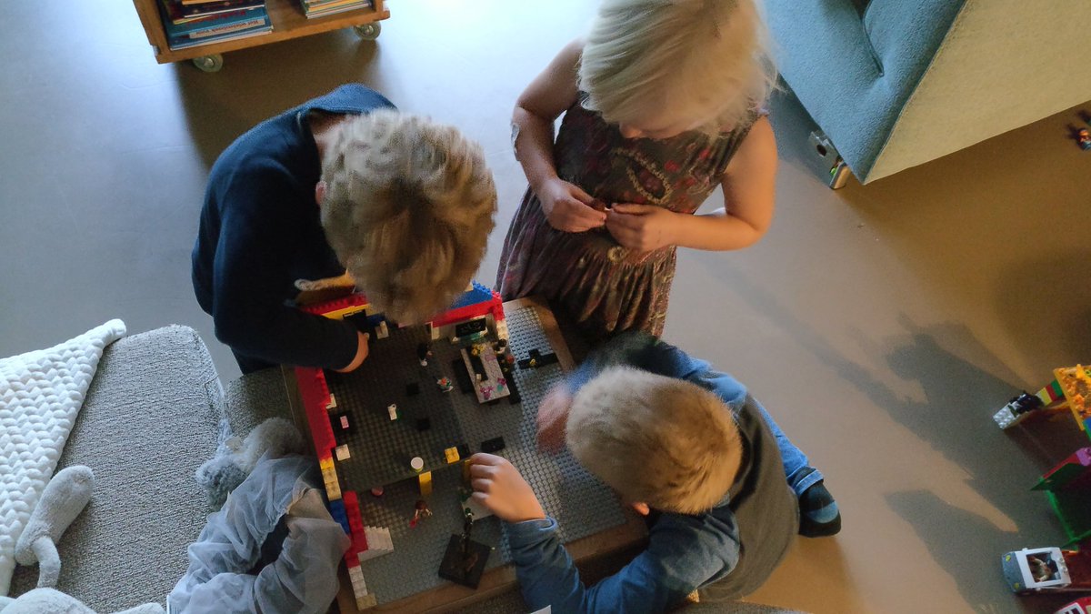 Eriksoonieus's tweet photo. Vandaag met @PartupNL mooi even de @Finext #nieuworganiseren prijs gewonnen! Kids zijn er ook blij mee!;) #nof2017 #winner #partup #LEGO https://t.co/bJTnmhwemp