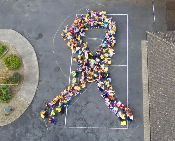 ChildhoodCanIre's tweet photo. Thanks LilyMae &amp; family for inspiring human #gold ribbons in #Galway for #ccam2017 #liug2017 @asongforlilymae @GalwayHour @Galwaybayfmnews https://t.co/t0L14beESb