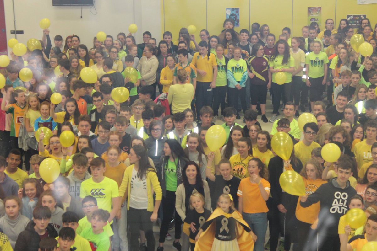 ChildhoodCanIre's tweet photo. Thanks LilyMae &amp; family for inspiring human #gold ribbons in #Galway for #ccam2017 #liug2017 @asongforlilymae @GalwayHour @Galwaybayfmnews https://t.co/t0L14beESb