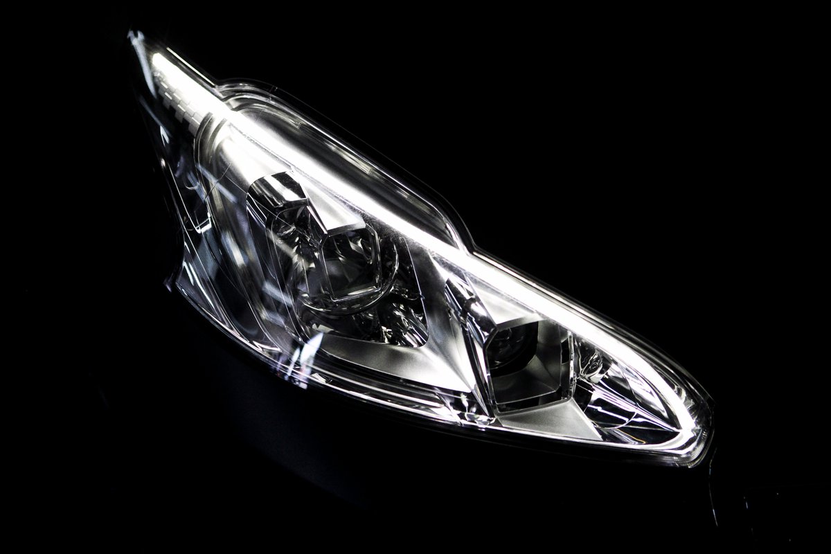 peugeotarg's tweet photo. ¿Podés reconocer a qué Peugeot pertenece este faro? #TuProximoKM Fuente: Revista 60 Años https://t.co/3yaRWfWDYB