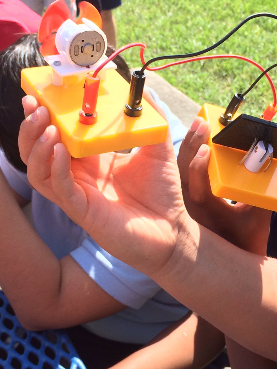 lawson2710's tweet photo. Exploring solar and wind energy outside! #budewigbulldogs #budewigscience https://t.co/y22pMuOvyq