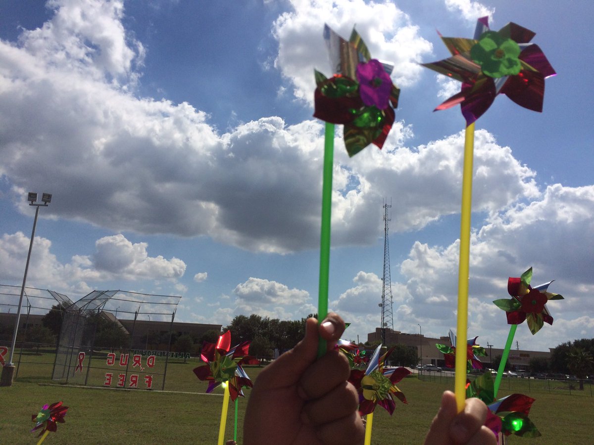 lawson2710's tweet photo. Exploring solar and wind energy outside! #budewigbulldogs #budewigscience https://t.co/y22pMuOvyq