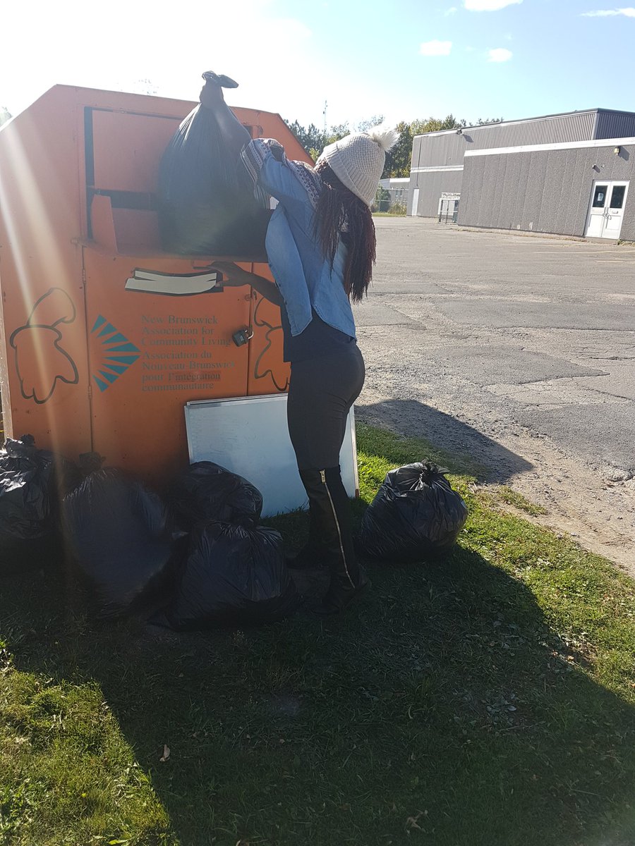 ScoHavana's tweet photo. My sister and I cleaned up and gave some items to BOB #igiveashirt #righttobelong #nbacl #fallcleanup https://t.co/HnoBiEjkgq