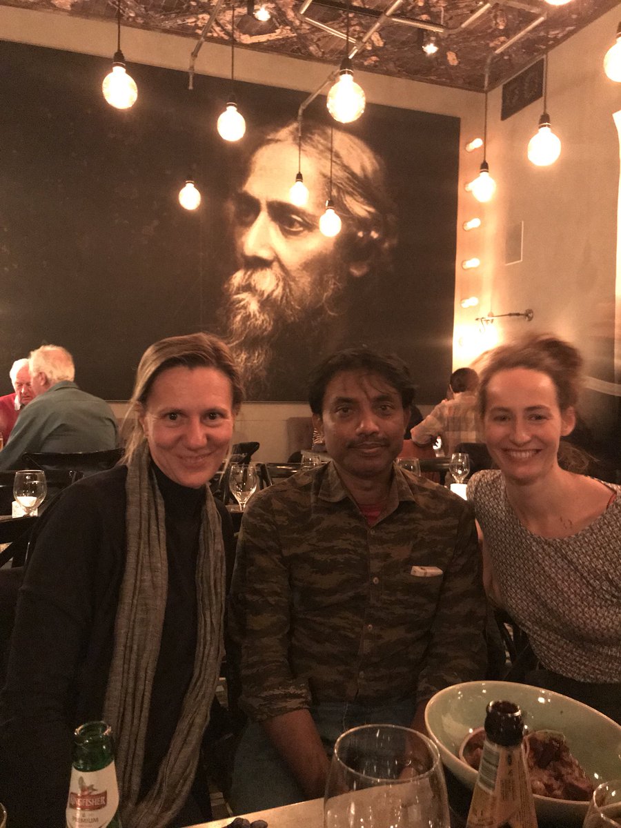 annacokorilo's tweet photo. Underbar kväll m branschkollegor inför @weavingopera on tour @LisaReOpera #scenkonst (en Nobelpristagare i bakgrunden) https://t.co/ZvUug7t9cG