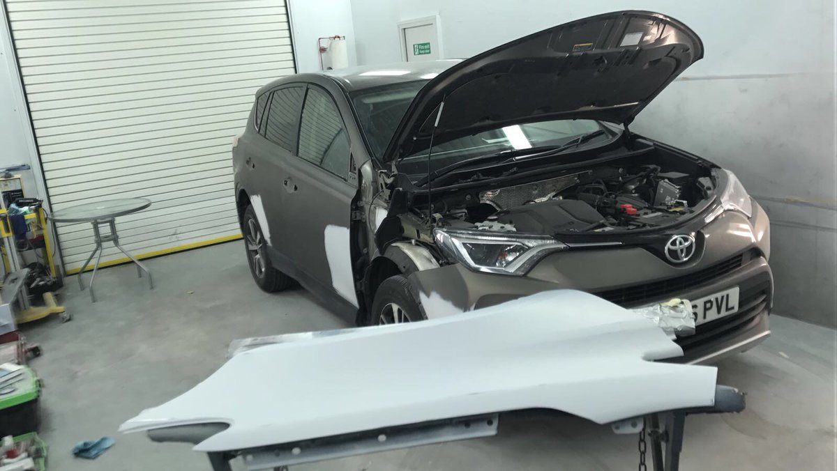 RepairPods's tweet photo. Finding time to take your vehicle to a garage for repairs is never easy. Why not let us bring the garage directly to you? #RepairPods https://t.co/tjU4vkGtxu