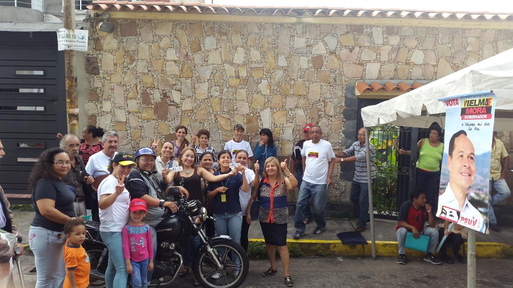 WALTHERSM1's tweet photo. #Ahora #UBCHs activando
#PuntoRojo frente a #ResidenciaDeGobernadores #EnTáchiraGanaVielmaMora
#En10DiasNuevaVictoriaDePaz @VielmaEsTachira https://t.co/RSCKfdgwSM