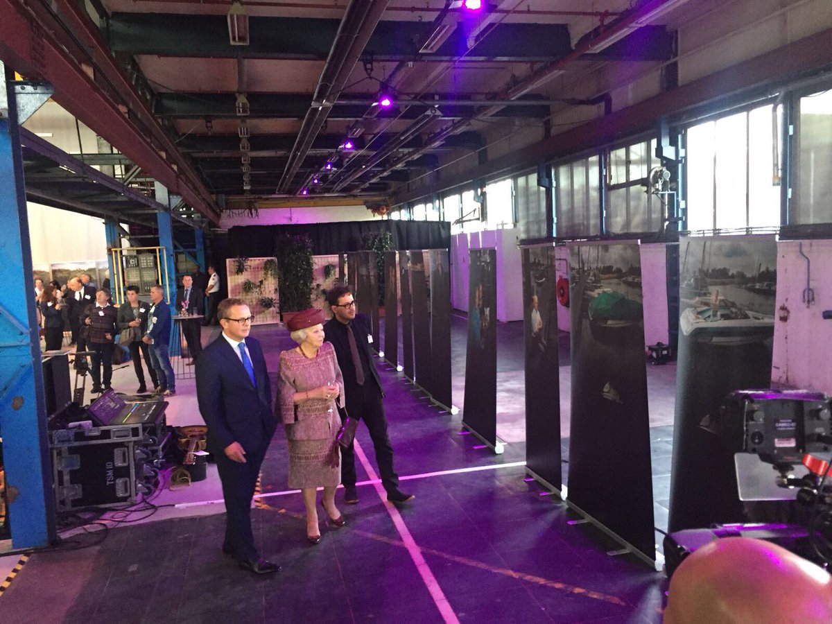 DPN_LS's tweet image. Prinses Beatrix bewondert de door DPN Rikken Print gemaakte Roll-Up banners (24 stuks),ook het jubileum boek is door ons gedrukt .