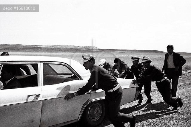 Depo Photos arşivinden özel bir fotoğraf...
Bülent Ecevit, Antalya gezisi sırasında arızalanan otomobilini trafik polisleriyle birlikte itiyor, yıl 1966.
(Hüseyin Ezer - Depo Photos)