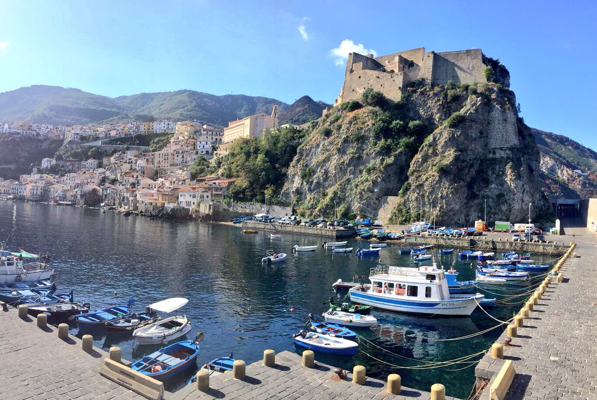 C'è una #Calabria ancora tutta da scoprire quaggiù. Nuvole, mare e vento.