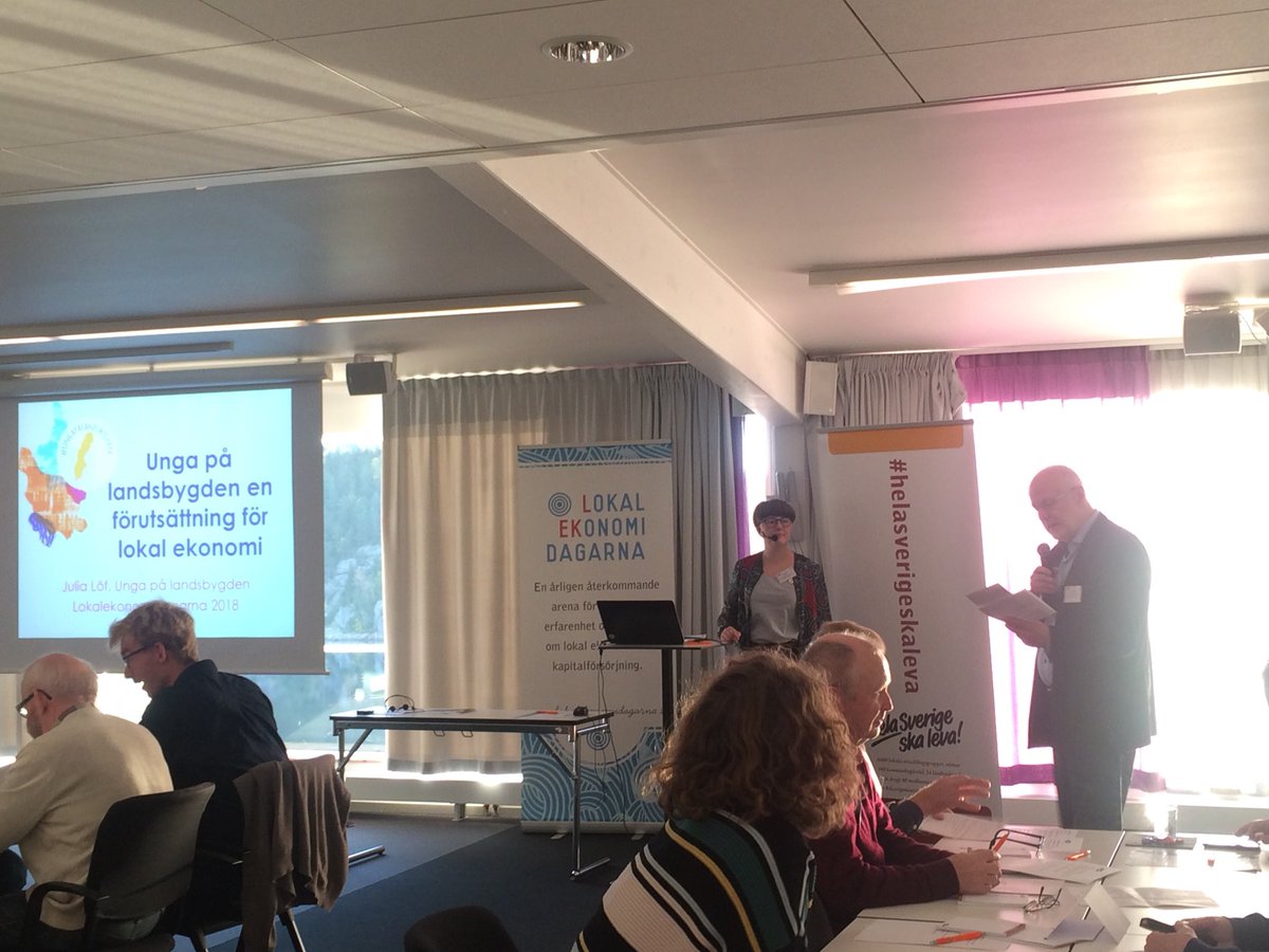 #ungapålandsbygden inleder dag 2 på #lokalekonomidagarna! <a href="/JuliaLof/">Julia Löf</a> berättar om ung organisering och urban norm.