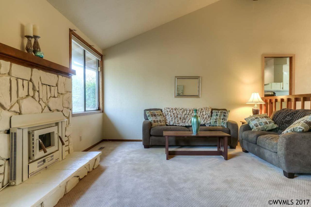 HongWolfeUS's tweet photo. Well appointed &amp; newly updated home! Large #living_room with #fireplace, updated. For More Details Visit: https://t.co/wGjhD9MbV6 https://t.co/VRvQev0WpZ