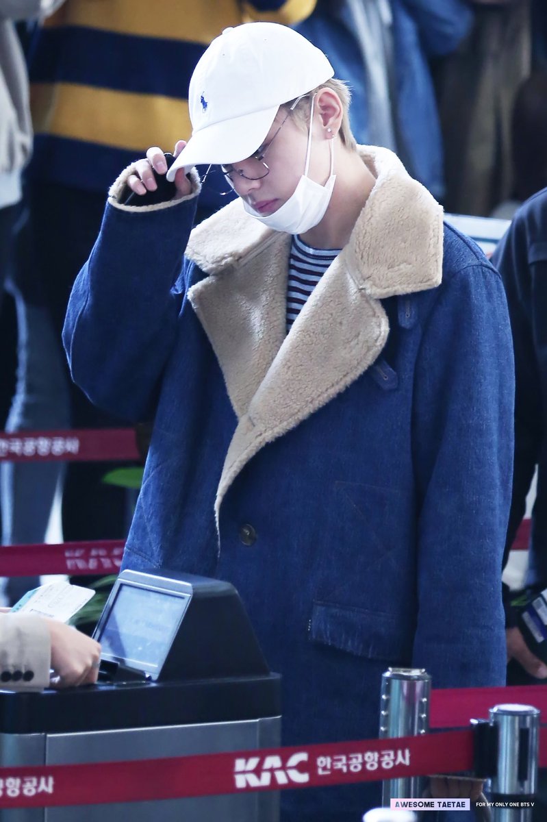 ASOMETAETAE1230's tweet photo. 171013 GMP 출국 
#뷔 #태형 #태태 #방탄소년단 
HD/센빠이...태형선배...왜 대학교엔 이런선배가 없을까요ㅠㅠ
@BTS_twt https://t.co/GAbc7kmKch