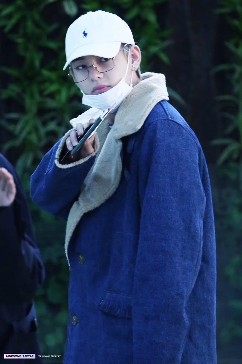 ASOMETAETAE1230's tweet photo. 171013 GMP 출국 
#뷔 #태형 #태태 #방탄소년단 
HD/센빠이...태형선배...왜 대학교엔 이런선배가 없을까요ㅠㅠ
@BTS_twt https://t.co/GAbc7kmKch