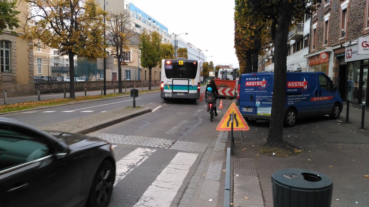 Rayons_Action's tweet photo. #bldTA comme si c'était pas assez dangereux, on rajoute une benne sur la bande cyclable au lieu d'utiliser le stationnement à côté... https://t.co/tw29Ba6KeW