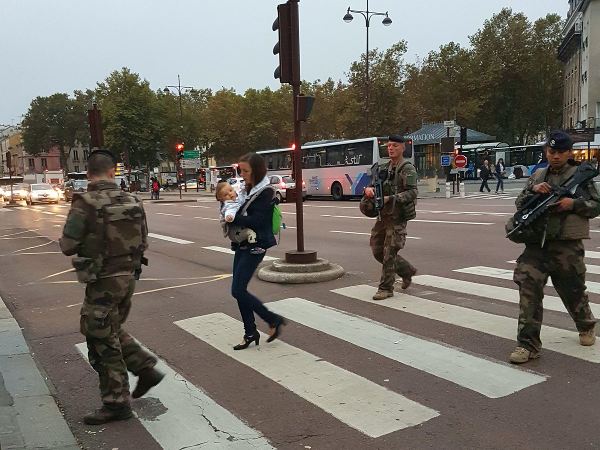 Job_en_Com's tweet photo. @EtatMajorFR une photo de Sentinelle prise sur le vif... J'ai trouvé la scène touchante. https://t.co/ewK0IRBoLu