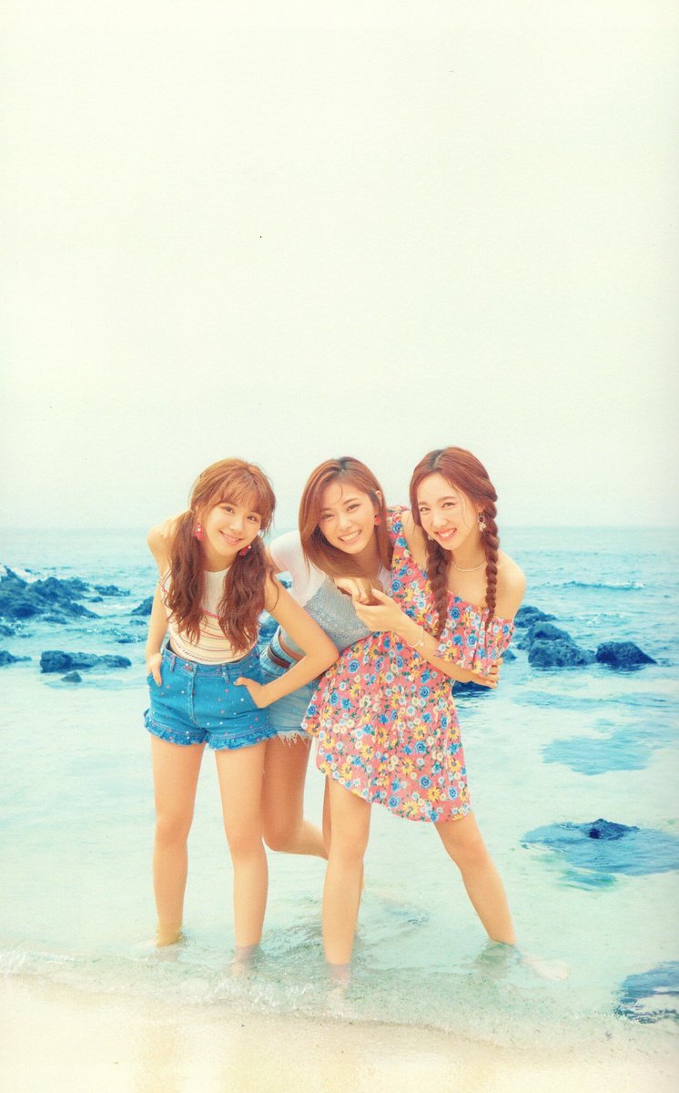 nayeonpiczx's tweet image. [SCANS] TWICEZINE Jeju Edition 🌴 #nayeon #chaeyoung #tzuyu