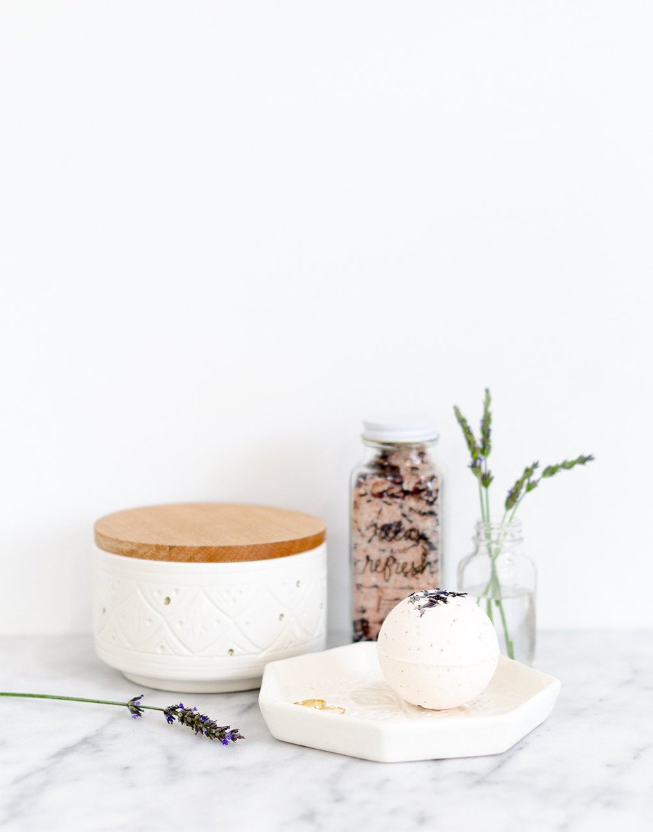 jerylwies's tweet photo. #Amazon #CERAMICBOX #WHITE& #GOLD #USA Keep your most treasured jewelry or small mementos in this handmade box. #Kindle https://t.co/dha7NO1d2l