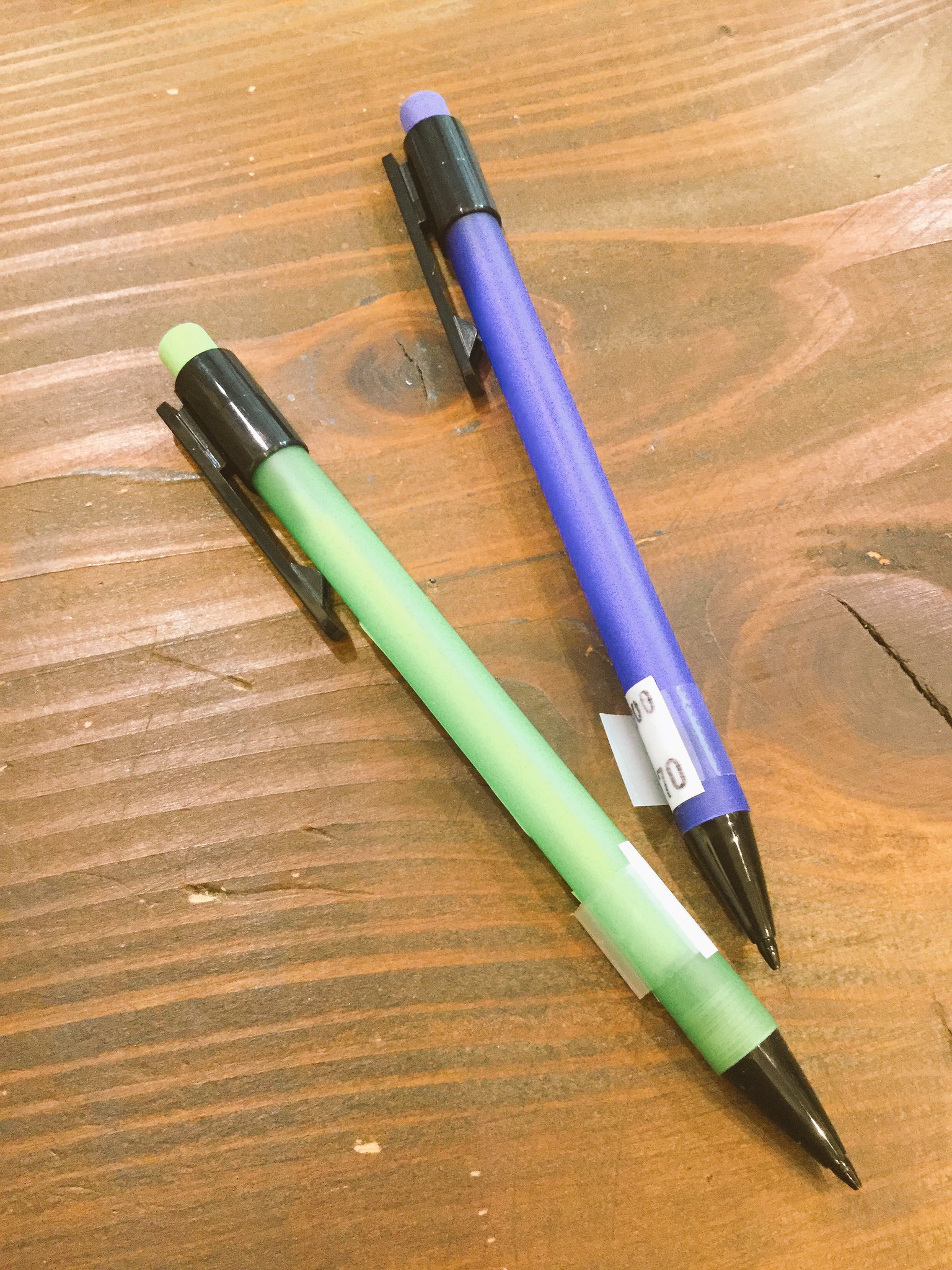 閉店しました Note 鮮やかな緑と青がかわいいシャープペン 本体はさらさらしていて ノックの押し心地も 頭に消しゴムが付いているので 使いたい時すぐに使えて便利です Andnote 神宮前 原宿 文具 Bungu Stationery シャープペン シャーペン