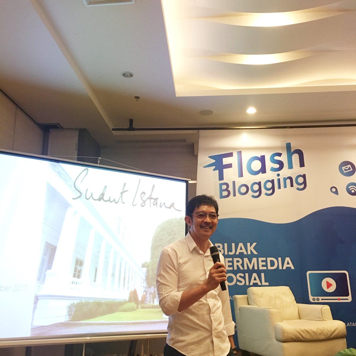 DitjenKPM's tweet photo. Slanjutnya ada Bapak @andokodarta dari Tim Komunikasi Presiden yg sharing soal informasi2 positif di pemerintahan Bapak @jokowi #TemuBlogger https://t.co/ihv1Av2XPp