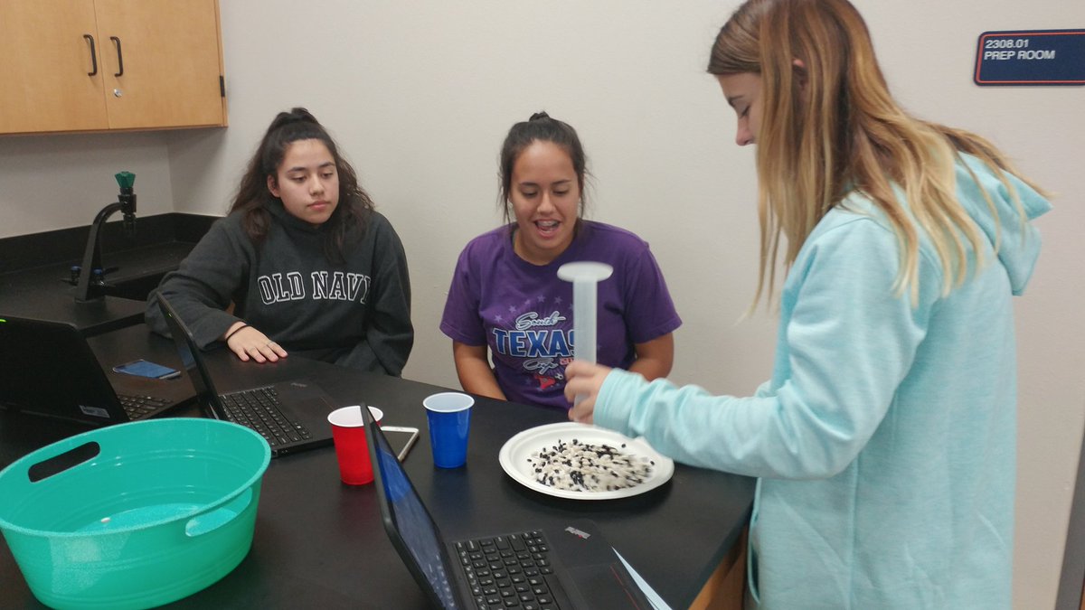 Roaring_DOI's tweet photo. Modeling Radioactive Decay #GrizScience #GrizzliesUnited https://t.co/NUyhZpqgat