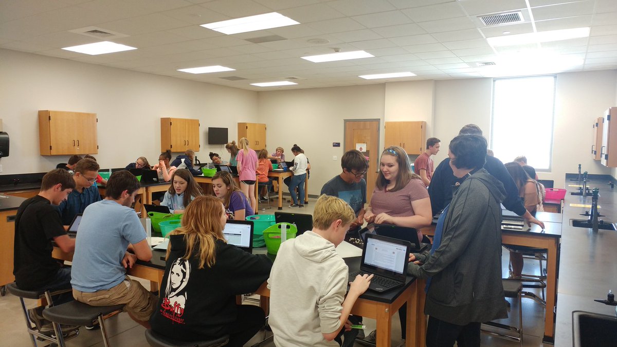 Roaring_DOI's tweet photo. Joining classes so students with schedule changes don't miss the lab! #GrizzliesUnited #GrizScience https://t.co/37lAMdpEv0