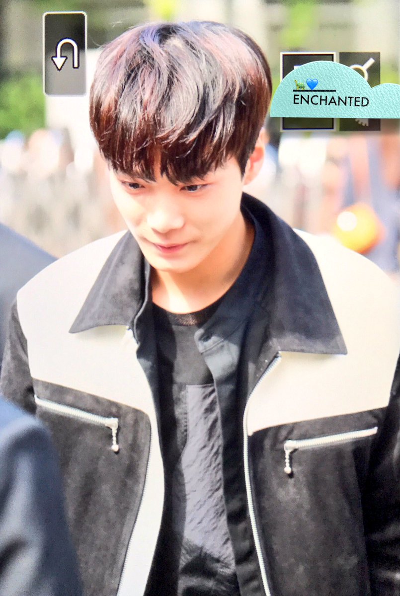 EnchantedBoogie's tweet photo. 171013 💙넘�� 예뻐요 예뻐😭
#김종현 #JR #뉴이스트 #뉴이스트W https://t.co/a8DzZRV0v1