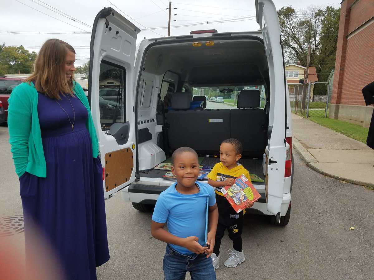 Tonya_Holt71's tweet photo. Ss at Shawnee Early Childhood LOVE visiting the book mobile. Thanks for the collaboration Louisville Public Library #wearejcps #jcpsearly https://t.co/6TreTSPFim