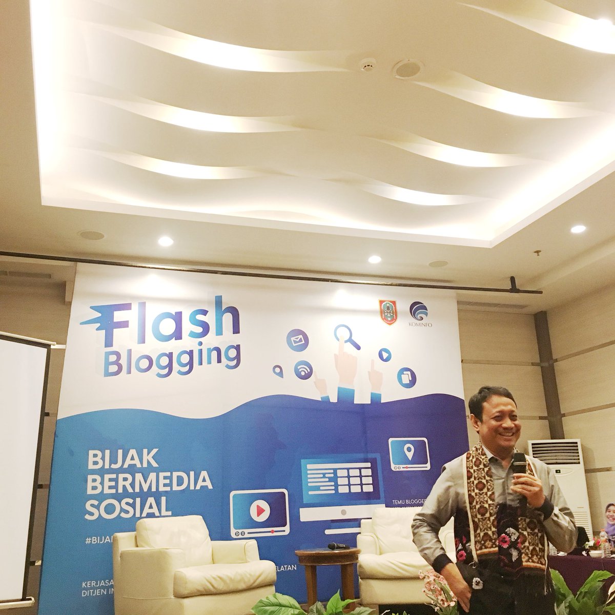 DitjenKPM's tweet photo. Dan terakhir, ada Bpk Sukardi Rinakit Staf Khusus Presiden yg tak lupa berpesan:
“Jangan pernah lelah mencintai Indonesia.” ❤️ #TemuBlogger https://t.co/AONgd883qf