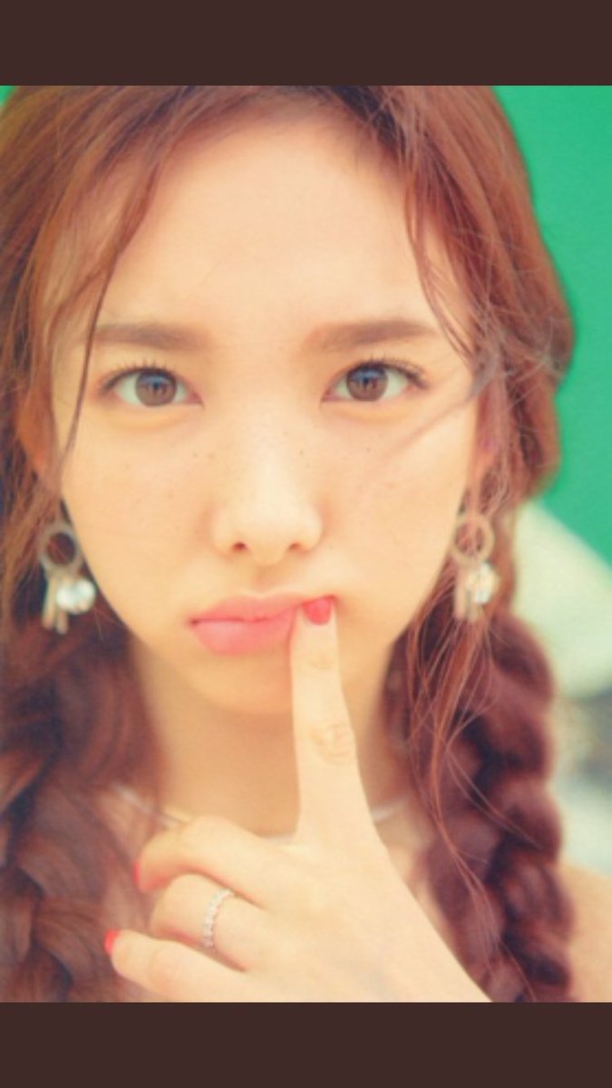 nayeonpiczx's tweet image. [SCANS] TWICEZINE Jeju Edition 🌴 #NAYEON #임나연