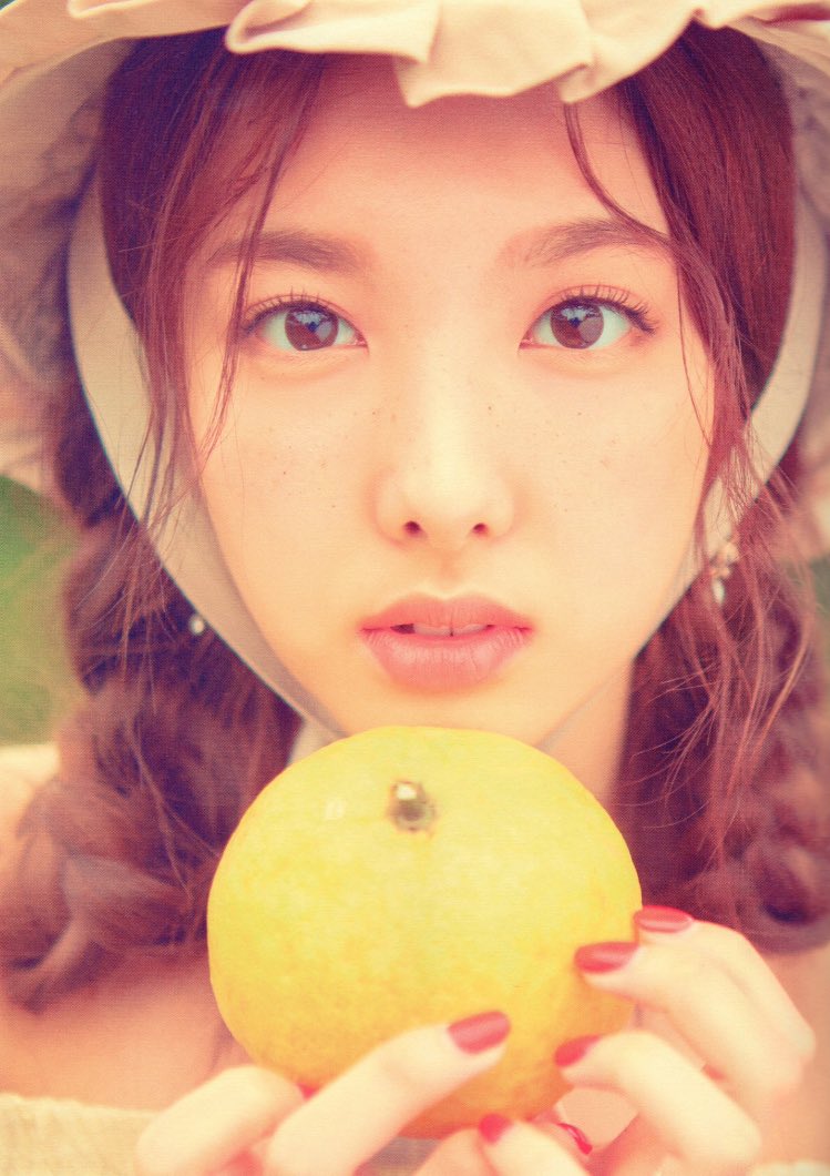 nayeonpiczx's tweet image. [SCANS] TWICEZINE Jeju Edition 🌴 #NAYEON #임나연