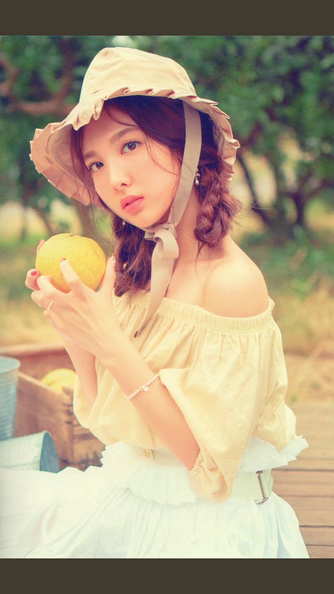 nayeonpiczx's tweet image. [SCANS] TWICEZINE Jeju Edition 🌴 #NAYEON #임나연